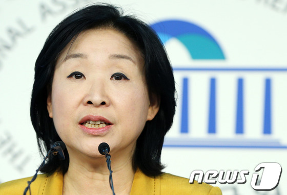 (서울=뉴스1) 오대일 기자 = 정의당 심상정 원내대표가 24일 국회 정론관에서 긴급 기자회견을 열고 박근혜 대통령의 기초연금 공약 이행을 촉구하고 있다. 2013.9.24/뉴스1 …