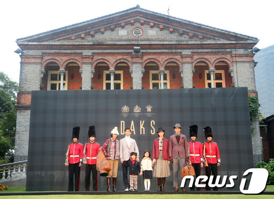 (서울=뉴스1) = LG패션이 24일 오전 서울 중구 주한 영국대사관저에서 영국 여왕 대관식 60주년 기념 패션쇼를 진행하고 있다. 2013.9.24 머니투데이/뉴스1