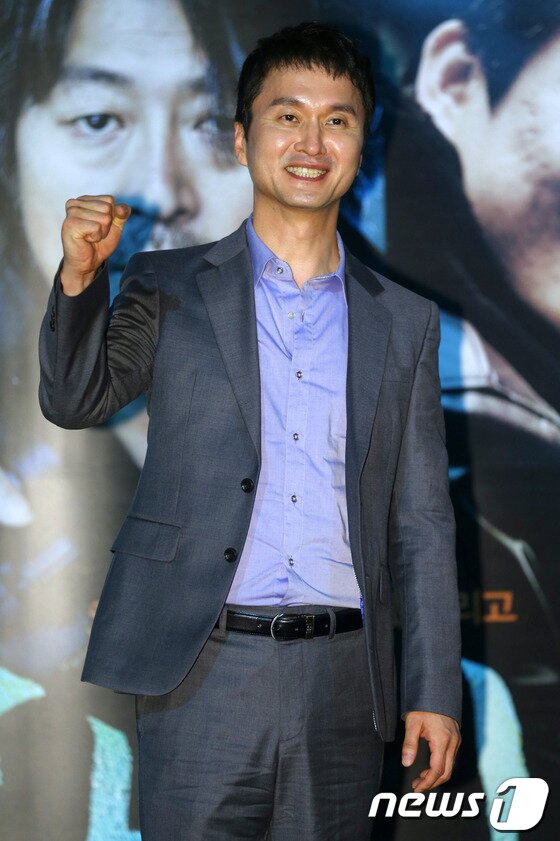 본문 이미지 - 배우 장현성이 24일 오후 서울 동대문 메가박스에서 열린 영화 '화이 : 괴물을 삼킨 아이'(감독 장준환) 언론시사회에서 포즈를 취하고 있다.다섯 명의 범죄자 아버지 밑에서 자란 소년 화이의 이야기를 그린 영화 '화이 : 괴물을 삼킨 아이'는 10월 9일 개봉될 예정이다. 2013.9.24 /뉴스1 © News1   (서울=뉴스1)