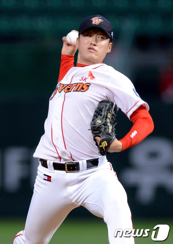 본문 이미지 - SK의 여건욱이 13일 인천 문학구장에서 열린 두산과의 시즌 14차전에서 선발 출전해 6이닝 동안 투구수 105개를 기록하며 3탈삼진 9피안타 1피홈런 3볼넷 3실점했지만 2-3으로 뒤진 7회초 교체되면서 시즌 4승이 불발됐다. ⓒNews1 DB