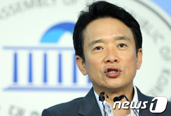 본문 이미지 - 국회 선진화법 개정 논란이 뜨거운 가운데 법안 제정을 주도한 새누리당 남경필 의원이 25일 국회 정론관에서 가진 기자회견에서 