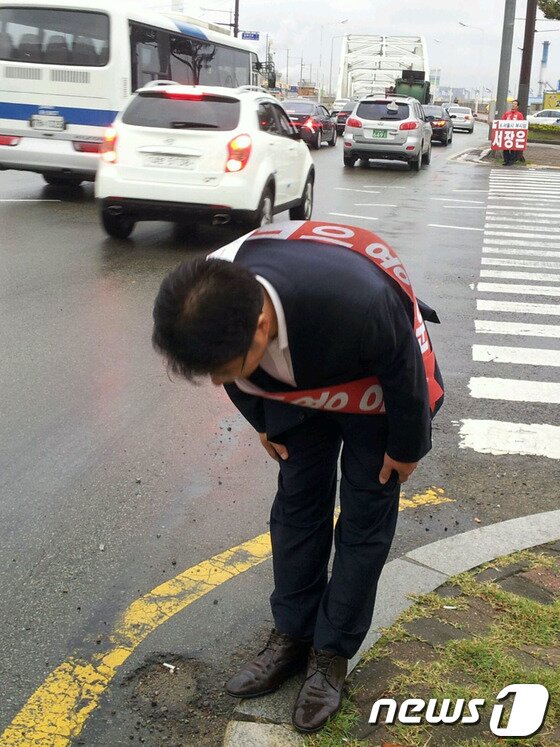 본문 이미지 - 10.30포항남ㆍ울릉 재선거를 40여일 앞둔 25일 새누리당 이용운 예비후보가 형산강 교차로에서 출근길 시민들에게 지지를 호소하고 있다.2013.9.25/뉴스1 © News1   최창호 기자