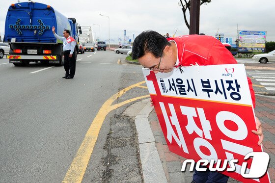 본문 이미지 - 10.30포항남ㆍ울릉 재선거를 40여일 앞둔 25일 서장은 새누리당 예비후보가 형산강 교차로에서 출근길 시민들에게 지지를 호소하고 있다.2013.9.25/뉴스1 © News1   최창호 기자