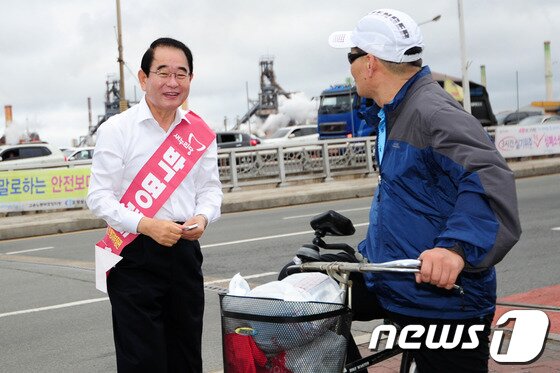 본문 이미지 - 10.30포항남ㆍ울릉 재선거를 40여일 앞둔 25일 박명재 새누리당 예비후보가 형산강 교차로에서 출근길 시민들에게 지지를 호소하고 있다.2013.9.25/뉴스1 © News1   최창호 기자