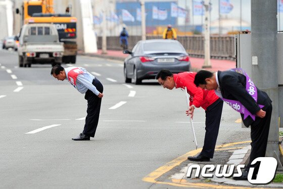 본문 이미지 - 10.30포항남ㆍ울릉 재선거를 40여일 앞둔 25일 새누리당 예비후보와 야당후보가 형산강 교차로에서 출근길 시민들에게 지지를 호소하고 있다.2013.9.25/뉴스1 © News1   최창호 기자