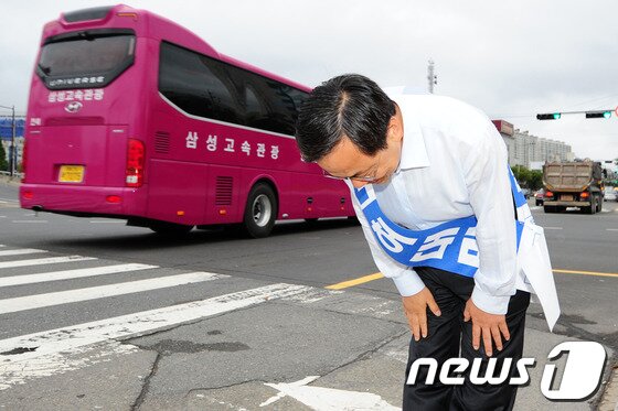 본문 이미지 - 10.30포항남ㆍ울릉 재선거를 40여일 앞둔 25일 민주당 허대만 후보가 대잠교차로에서 출근길 시민들에게 지지를 호소하고 있다.2013.9.25/뉴스1 © News1   최창호 기자