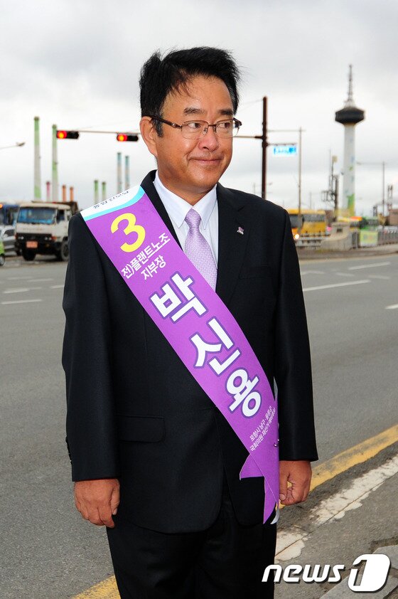 본문 이미지 - 10.30포항남ㆍ울릉 재선거를 40여일 앞둔 25일 박신용 통합진보당 후보가 형산강 교차로에서 출근길 안사를 하던 중 다른 후보의 모습을 지켜보고 있다.2013.9.25/뉴스1 © News1   최창호 기자