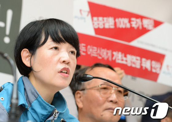 (서울=뉴스1) 정회성 기자 = 김경자 민주노총 부위원장(왼쪽)이 25일 오전 서울 종로구 통인동 참여연대 느티나무홀에서 '박근혜 정부 기초연금 공약 파기 규탄 기자회견' 중 발언 …
