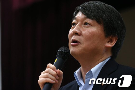 본문 이미지 - 안철수 무소속 의원이 25일 오후 서울 구로구 항동 성공회대학교 피츠버그홀에서 이 학교 1학년들을 대상으로 &#39;인문학의 세계&#39; 강좌, &#39;청년과의 대화&#39;를 주제로 특강을 하고 있다. 2013.9.25/뉴스1 © News1 한재호 기자