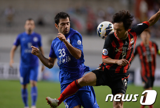 (서울=뉴스1) 이동원 기자 = 25일 오후 서울월드컵경기장에서 열린 AFC 챔피언스리그 4강 1차전 FC서울-에스테그랄(이란) 경기에서 김치우(FC서울)가 에스테그랄의 수비와 볼 …