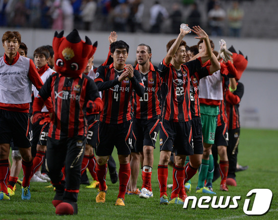 (서울=뉴스1) 이동원 기자 = 25일 오후 서울월드컵경기장에서 열린 AFC 챔피언스리그 4강 1차전 FC서울-에스테그랄(이란) 경기에서 2대0 승리를 거둔 FC서울 선수들이 경기 …