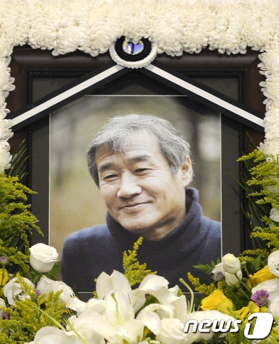 본문 이미지 - 김한길 민주당 대표가 26일 오후 고 최인호 작가의 빈소가 마련된 서울 서초구 성모병원 장례식장에서 고인을 추모하며 애도를 표하고 있다.2013.9.26/뉴스1 © News1 최영호 기자