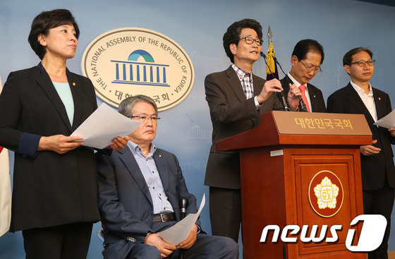 (서울=뉴스1) 송원영 기자 = 민주당 보건복지위원회 소속 의원들이 26일 서울 여의도 국회 정론관에서 기자회견을 열고 박근혜 대통령의 무상보육 공약 이행을 촉구하고 있다.참석 의 …