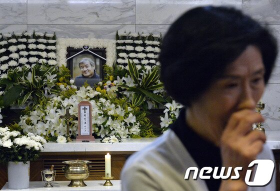 본문 이미지 - 소설가 최인호(68)씨가 5년간의 침샘암 투병 끝에 별세한 25일 서울 서초구 반포동 서울성모병원 장례식장에 고인의 빈소가 마련돼있다. 고인은 1963년 한국일보 신춘문예에 단편 '벽구멍으로'로 등단했으며 소설 '별들의 고향', '고래사냥', '겨울나그네' 등을 펴내 올해 등단 50주년을 맞았다. 2013.9.25/뉴스1 © News1 안은나 기자