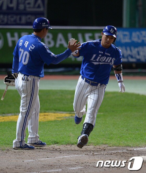 본문 이미지 - 부상중인 2루수 조동찬을 대신해 한국시리즈에 나설 것으로 보이는 김태완. © News1   이동원 기자