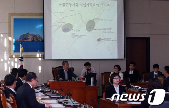 본문 이미지 - 2013년 9월27일 오전 서울 여의도 국회에서 열린 동북아역사왜곡대책 특별위원회에서 '올바른 한국사 서술을 위해서' 주제 공청회가 열리고 있다. 진술인으로 출석한 이덕일 한가람역사문제연구소장은 이날 회의에서 "식민사관은 일제침략자 시각이며, 노론사관은 중국인의 시각으로 한국사를 바라보는 것＂이라며 ＂식민사관과 노론사관은 1차 사료적 근거가 없는 역사왜곡에 불과하다＂고 밝혔다. 2013.9.27/뉴스1