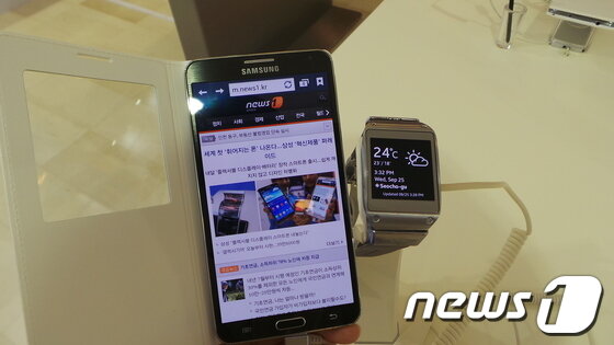 본문 이미지 - 갤럭시노트3와 갤럭시기어가 전시돼 있다.© News1 