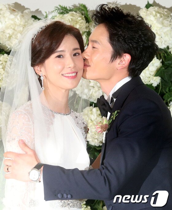 본문 이미지 - 배우 지성-이보영 부부 ⓒ 뉴스1