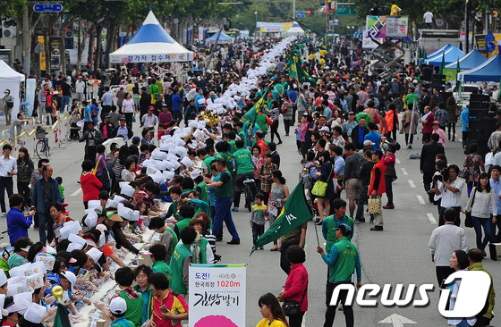 (대구=뉴스1) 김영진 기자 = 28일 오후 대구 수성구 들안길에서 열린 1020m 김밥말기 한국 기네스북 도전에 수많은 시민들이 몰려 인산인해를 이루고 있다. 2013.9.28/ …