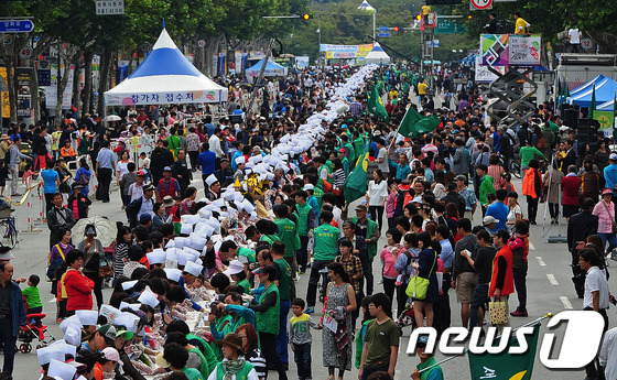 (대구=뉴스1) 김영진 기자 = 28일 오후 대구 수성구 들안길에서 열린 1020m 김밥말기 한국 기네스북 도전에 수많은 시민들이 몰려 인산인해를 이루고 있다. 2013.9.28/ …