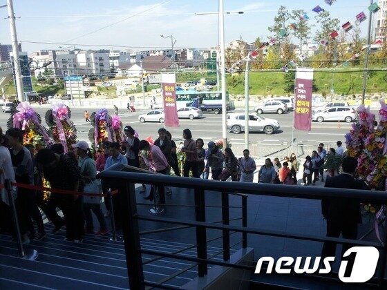 본문 이미지 - 28일 찾아본 '안성 롯데캐슬' 모델하우스. 이른 아침부터 고객들이 모델하우스를 둘러보기 위해 줄을 서 기다리고 있다 © News1   임해중 