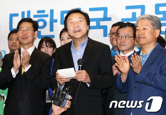 본문 이미지 - 8개월 여의 독일 유학 생활을 마치고 돌아온 손학규 민주당 상임고문이 지난 29일 오후 인천국제공항에서 가진 기자회견에서 귀국 소감을 밝히고 있다. © News1 오대일 기자