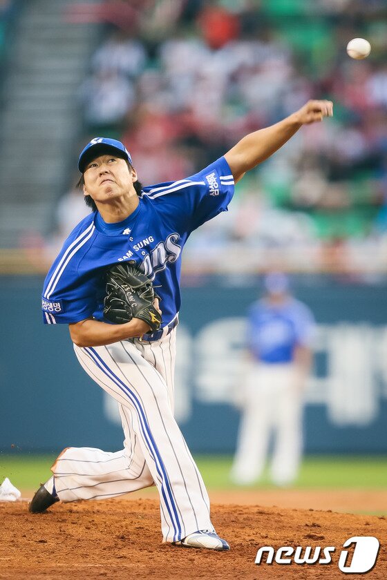 본문 이미지 - 29일 오후 서울 잠실야구장에서 열린 '2013 한국야쿠르트 세븐프로야구' LG 트윈스와 삼성 라이온즈의 경기에서 삼성 선발 차우찬이 역투하고 있다. 2013.9.29/뉴스1 © News1   유승관 기자