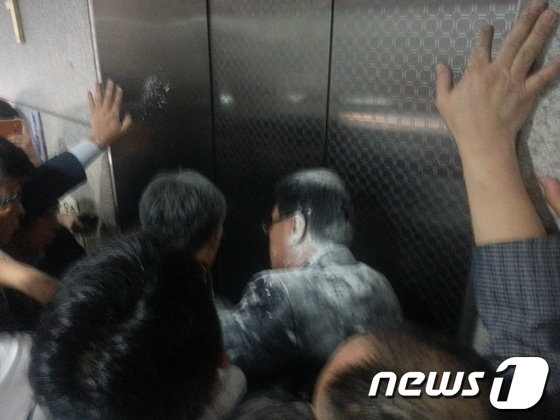 본문 이미지 - '여대생 공기총 청부 살해사건' 주범인 C 씨(68·여)의 남편인 영남제분 회장(66)이 2013년 9월 13일 영장실질심사를 위해 법원을 찾았다가 밀가루 세례를 받았다. 2013.9.3 ⓒ 뉴스1 DB