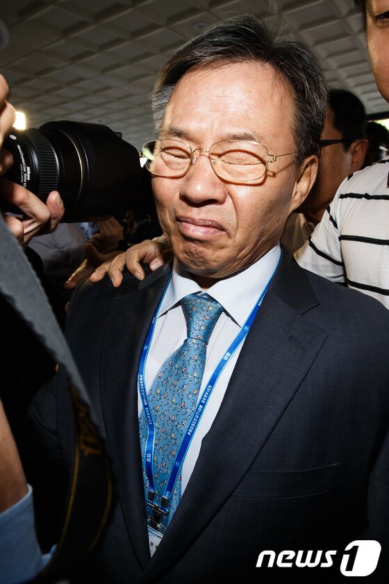 본문 이미지 - &#39;여대생 공기총 청부 살해사건&#39; 주범인 윤길자씨&#40;68·여&#41;의 형집행정지를 도운 남편 류원기 영남제분 회장&#40;66&#41;이 3일 오전 영장실질심사를 위해 서울 마포구 서울서부지방법원에 들어서던 중 한 취재진의 카메라에 얼굴을 부딪치고 있다.지난달 29일 서울서부지검 형사5부&#40;부장검사 김석우&#41;는 윤씨의 진단서를 허위로 작성한 혐의로 세브란스병원 주치의 박모 교수에 대해 구속영장을 청구했다. 검찰은 박 교수에게 허위진단서 발급을 대가로 돈은 건넨 혐의로 윤씨 남편 류 회장에 대해서도 구속영장을 청구했다. 2013.9.3/뉴스1 © News1   유승관 기자