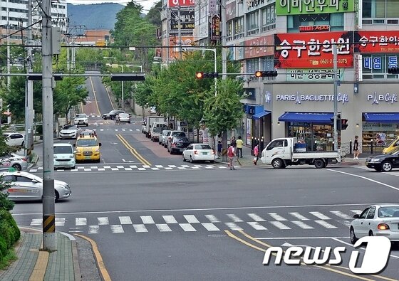본문 이미지 - 울산 울주군이 범서읍 구영리 2곳, 천상리 1곳, 언양읍 동부리 2곳에 불법주정차를 단속하는 CCTV를 이달 안으로 설치하고 다음 달부터 시범운영과 단속에 나선다. 3일 오전 구영리 우리은행 인근 사거리. © News1 김규신 기자  