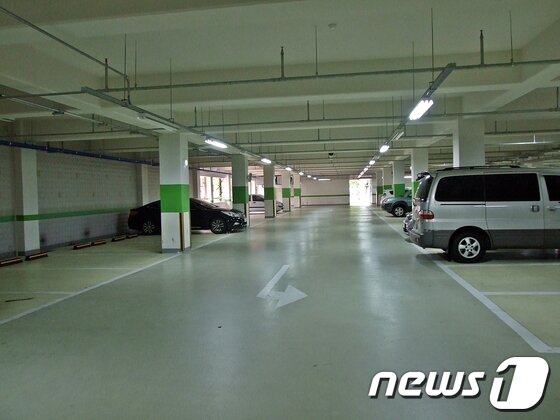 본문 이미지 - 울산 울주군이 범서읍 구영리 2곳, 천상리 1곳, 언양읍 동부리 2곳에 불법주정차를 단속하는 CCTV를 이달 안으로 설치하고 다음 달부터 시범운영과 단속에 나선다. 3일 오전 대로변에 주·정차된 차량이 즐비한 반면 인근 구영공원 공영주차장은 텅 비어 있었다. © News1 김규신 기자  