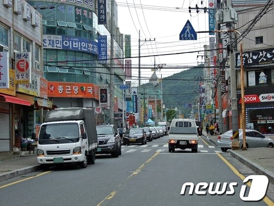 본문 이미지 - 3일 오전 찾은 범서읍 천상리 종근당약국 인근 도로. 이 도로는 차량이 집중하는 오후 시간대가 되면 상가를 이용하려는 일부 주민들이 갓길 양측에 차량을 주차하면서 통행 차량과 뒤엉키고 만다. 때문에 보행자들은 위험에 노출되고 운전자들은 이동에 큰 불편을 겪는다. © News1 김규신 기자  
