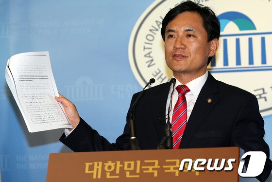 본문 이미지 - 김진태 새누리당 의원이 3일 오후 서울 여의도 국회 정론관에서 김재연 통합진보당 의원이 자신을 명예훼손 혐의로 고소한 것과 관련해 반박 기자회견을 하고 있다. 2013.9.3/뉴스1 © News1   허경 기자