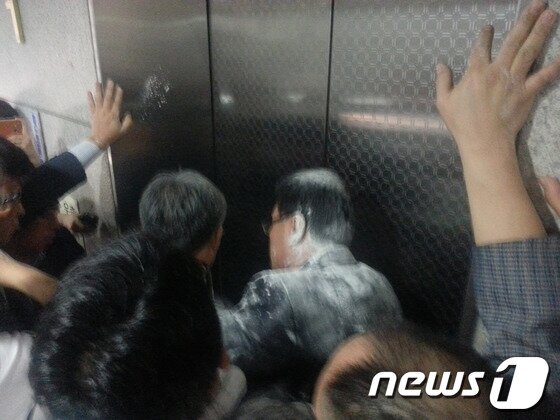 본문 이미지 - &#39;여대생 공기총 청부 살해사건&#39; 주범인 윤길자씨&#40;68·여&#41;의 남편인 영남제분 류원기 회장&#40;66&#41;이 영장실질심사를 위해 법원을 찾았다가 밀가루 세례를 받았다. 2013.9.3/뉴스1 © News1   박응진 기자