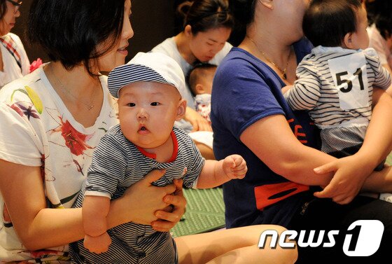 본문 이미지 - 3일 강원도 건강한 모유수유아 선발대회에 참석한 한 아기가 경연장을 둘러보고 있다. 2013.9.3/뉴스1 © News1 윤창완 기자  