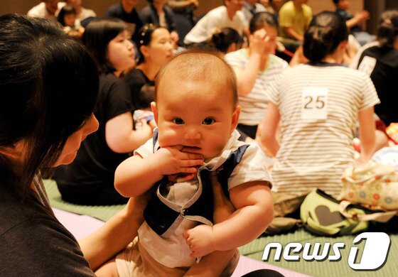 본문 이미지 - 3일 강릉서 열린  강원도모유수유아 선발대회에 참석한 아기가 엄마와 함께 순서를 기다리고 있다. 2013.9.3/뉴스1 © News1 윤창완기자  