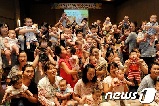 본문 이미지 - 3일 강원도 모유수유아 대회에 참석한 아기와 엄마들이 기념사진을 촬영하고 있다. 2013.9.3/뉴스1 © News1 윤창완 기자  