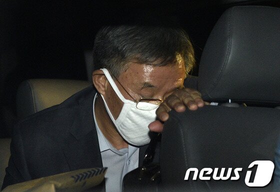 본문 이미지 - &#39;여대생 공기총 청부 살해사건&#39; 주범인 윤길자씨의 형집행정지를 도운 남편 류원기 영남제분 회장이 3일 오후 서울 마포구 서울서부지방검찰청에서 나선 뒤 구치소로 향하는 차량에 탑승해 생각에 잠겨 있다. 서울 서부지검 형사5부는 이날 윤씨에게 허위 진단서를 발급해 형집행정지를 도운 혐의&#40;허위진단서 작성·배임수재&#41;로 세브란스병원 박 교수를 구속했다.검찰은 또 이 과정에서 박 교수에게 돈을 건넨 혐의&#40;배임중재&#41;로 윤씨의 남편 영남제분 류 회장을 구속했다고 밝혔다. 2013.9.3/뉴스1 © News1   박지혜 기자