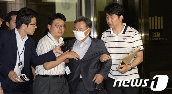 본문 이미지 - &#39;여대생 공기총 청부 살해사건&#39; 주범인 윤길자씨의 형집행정지를 도운 혐의로 구속영장이 발부된 남편 류원기 영남제분 회장이 3일 오후 서울 마포구 서울서부지방검찰청을 나서고 있다. 서울 서부지검 형사5부는 이날 윤씨에게 허위 진단서를 발급해 형집행정지를 도운 혐의&#40;허위진단서 작성·배임수재&#41;로 세브란스병원 박 교수를 구속했다.검찰은 또 이 과정에서 박 교수에게 돈을 건넨 혐의&#40;배임중재&#41;로 윤씨의 남편 영남제분 류 회장을 구속했다고 밝혔다. 2013.9.3/뉴스1 © News1   박지혜 기자