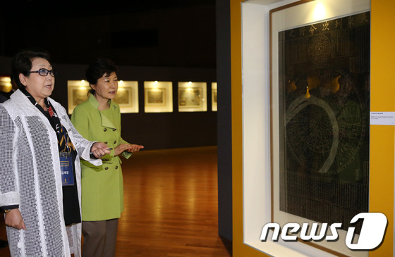 (서울=뉴스1) 이광호 기자 = 박근혜 대통령이 30일 오후 경기도 파주출판도시에서 열린 '파주 북소리2013'을 찾아 천상열차분야지도를 관람하며 김혜정 경희대 혜정박물관장의 설명 …