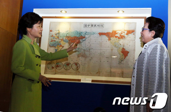 (서울=뉴스1) 이광호 기자 = 박근혜 대통령이 30일 오후 경기도 파주출판도시에서 열린 '파주 북소리2013'을 찾아 고지도를 관람하며 김혜정 경희대 혜정박물관장과 대화하고 있다 …