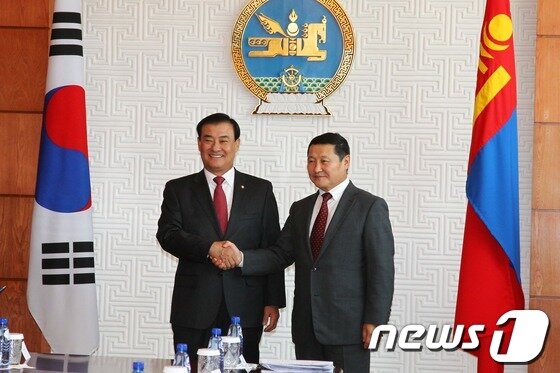 본문 이미지 - 유라시아 4개국을 공식 방문 중인 강창희 국회의장이 30일&#40;월? 현지시간&#41; 첫 방문지인 몽골 수도 울란바토르에서 엥흐볼드 국회의장과 알탕호약 총리 등 몽골 주요 인사들과 연쇄회담을 갖고 양국 의회 간 실질협력 확대 및 경제협력 증진방안에 대해 논의했다. 강창희 의장이 몽골 알탕호약 총리와 악수하고 있다. &#40;국회 제공&#41; 2013.9.30/뉴스1 © News1   