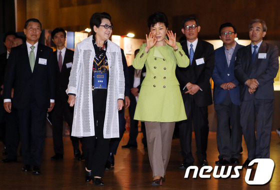 (서울=뉴스1) 이광호 기자 = 박근혜 대통령이 30일 오후 경기도 파주출판도시에서 열린 '파주 북소리2013'을 찾아 고지도 등을 관람하며 김혜정 경희대 혜정박물관장과 대화하고 …