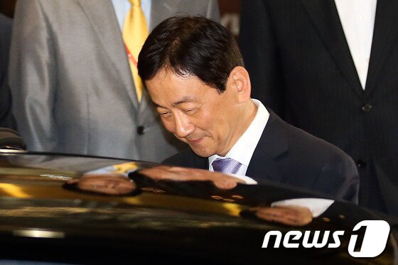 본문 이미지 - 진영 보건복지부 장관이 30일 오후 서울 종로구 계동 보건복지부 청사에서 이임식을 마치고 떠나며 차량에 타고 있다. 2013.9.30/뉴스1