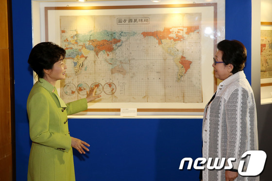 (서울=뉴스1) 박철중 기자 = 박근혜 대통령이 30일 오후 경기도 파주출판도시에서 열린 '파주 북소리(BOOKSORI) 2013' 전시장을 찾아 김혜정 경희대 혜정박물관장의 안내 …