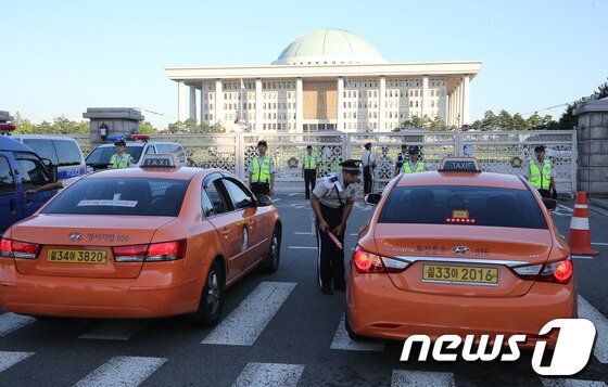 본문 이미지 - 내란음모 혐의를 받고 있는 통합진보당 이석기 의원의 체포동의안이 표결 처리될 예정인 4일 오전 서울 여의도 국회 앞에 경찰들이 통합진보당 관계자들의 출입을 막기 위해 검문을 강화하고 있다. 2013.9.4/뉴스1 © News1   송원영 기자