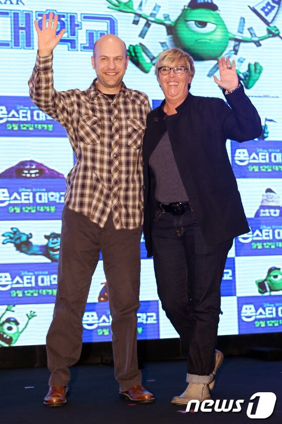 본문 이미지 - 댄 스캔론 감독, 코리 라이 프로듀서가 4일 오전 서울 용산구 한남동 그랜드하얏트 서울에서 열린 애니메이션 '몬스터 대학교' 스페셜데이에 참석해 포즈를 취하고 있다.'몬스터 대학교'는 꿈의 직장인 몬스터주식회사에 입사하기 위해 겁주기 스펙을 쌓는 몬스터들의 기상천외한 캠퍼스 라이프를 선보이는 픽사 스튜디오의 3D 애 니메이션으로 오는 12일 개봉된다. 2013.9.4 /뉴스1  © News1   
