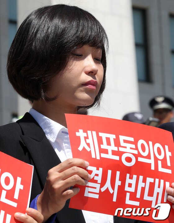 본문 이미지 - 통합진보당 김재연 의원이 4일 오전 서울 여의도 국회 본청 계단에서 열린 &#39;이석기 의원 체포동의안 처리 반대&#39; 기자회견에서 눈물을 흘리고 있다. 여야는 이날 오후 내란음모 혐의를 받고 있는 통합진보당 이석기 의원의 대한 체포동의안에 대해 본회의에서 표결을 할 예정이다.2013.9.4/뉴스1  © News1   허경 기자