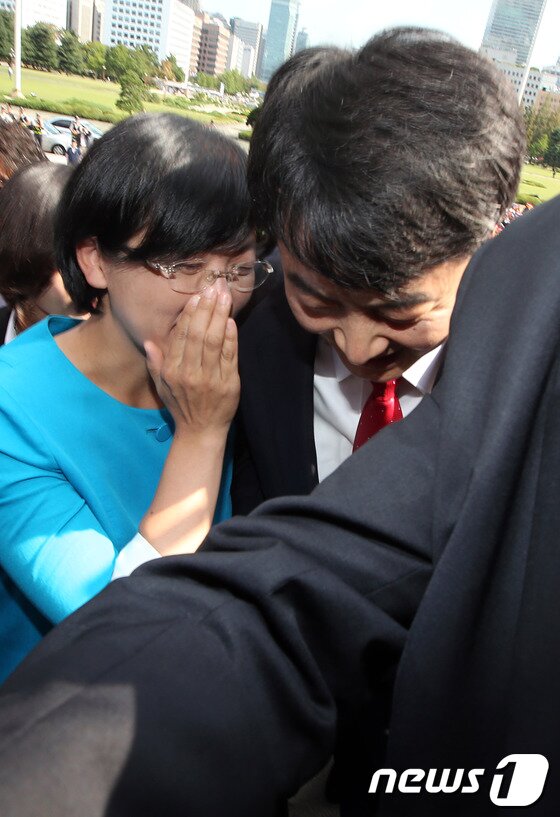 본문 이미지 - 내란음모 혐의를 받고 있는 이석기 통합진보당 의원이 단식농성 중인 이정희 대표와 귀엣말을 하며 4일 오후 본회의에 참석하기 위해 국회 본청으로 향하고 있다. 이날 본회의에서 여야는 이 의원에 대한 체포동의안을 표결한다.2013.9.4/뉴스1 © News1   이광호 기자