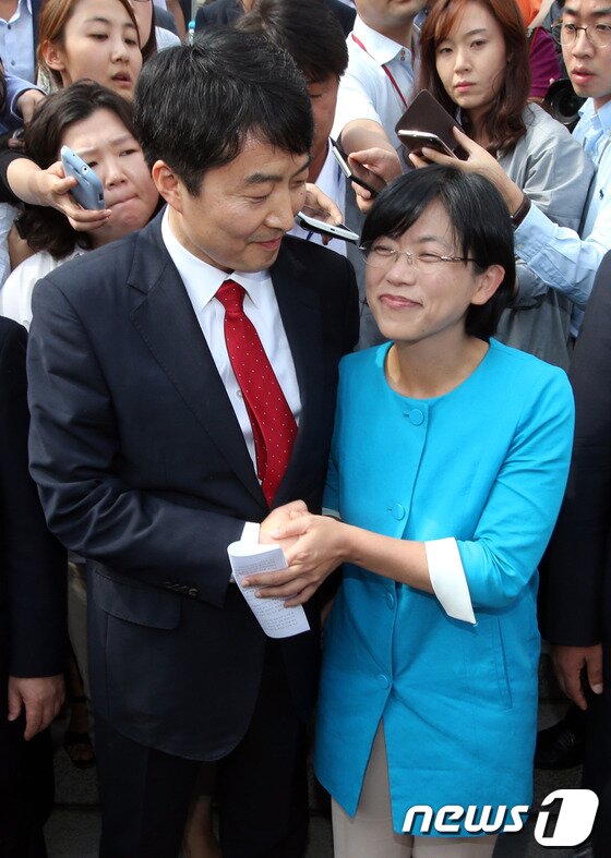 본문 이미지 - 내란음모 혐의를 받고 있는 이석기 통합진보당 의원과 단식농성 중인 이정희 대표가 4일 오후 국회 본청 앞 계단에서 열린 본회의에 임하는 입장 발표 기자회견에서 악수하고 있다.이날 본회의에서 여야는 이석기 의원에 대한 체포동의안을 표결한다.2013.9.4/뉴스1 © News1   이광호 기자